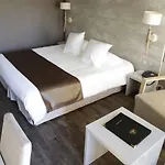 Western Premier Clos Syrah & Hotel